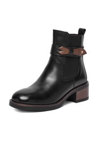 Bota de cuero negra hasta el tobillo con paneles laterales elásticos, detalles en marrón, una correa texturizada y un grueso tacón de bloque de madera. Acabado liso.