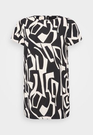 Mustvalge lühikeste varrukatega kleit, millel on abstraktne geomeetriline muster, ümmargune kaelus ja lahtine istuvus külgslitsidega.