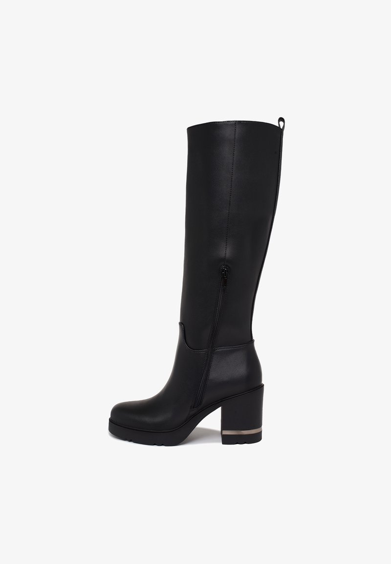Schwarze Lederstiefel in Knielänge mit klobigem Absatz, seitlichem Reißverschluss und Schlaufe hinten. Glatte Textur, minimalistisches Design und flache Plattformsohle.