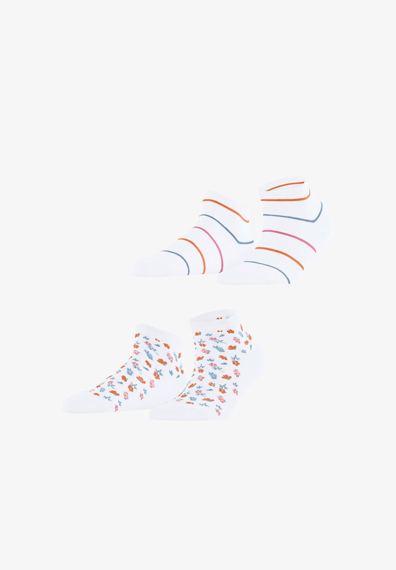 Deux paires de chaussettes blanches courtes, l'une avec des rayures horizontales multicolores, l'autre avec de petits motifs floraux orange, rose et bleu.