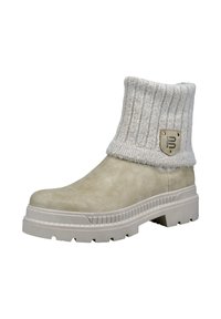 Bota de tobillo beige con un puño de punto gris acanalado, cuero sintético texturizado, suela de goma gruesa y detalle de logo metálico en el lateral.