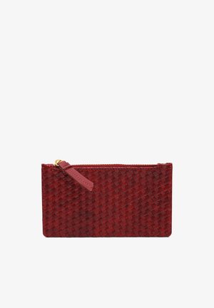 Pochette zippée en cuir tissé rouge avec une surface texturée, dotée d'une fermeture éclair dorée et d'un tirette en cuir assorti. Forme rectangulaire compacte.