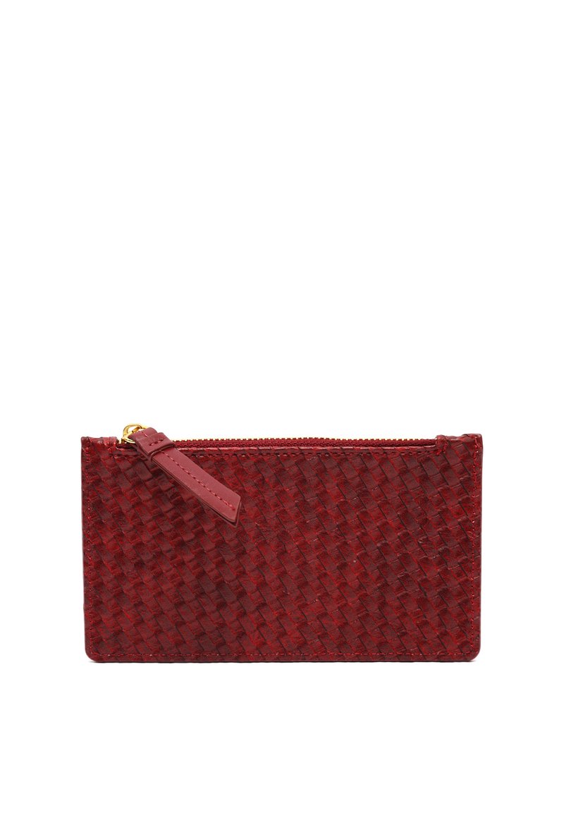 Borsetta rossa in pelle intrecciata con zip, dalla superficie testurizzata, dotata di una zip dorata e un tirante in pelle abbinato. Forma rettangolare compatta.