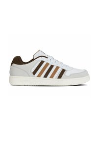 Sneaker bianco con dettagli marroni e quattro strisce decorative. I materiali includono pelle e camoscio. Presenta una suola in gomma e chiusura a lacci.