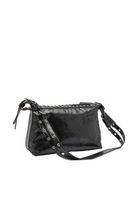 Czarna skórzana torba na ramię o gładkim wykończeniu, z ozdobnymi srebrnymi otworami, plecionym uchwytem u góry oraz długim, regulowanym paskiem.