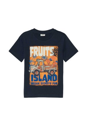 Granatowy t-shirt z pomarańczowo-niebieskim nadrukiem ciężarówki przewożącej owoce tropikalne i napisem „FRUITS ISLAND OCEAN SECRETS FUN.”