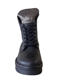 Zwarte leren laars met textuur metallic accenten bij de kraag, ronde neus en rubberen zool met een profielpatroon. Voorzien van veters.