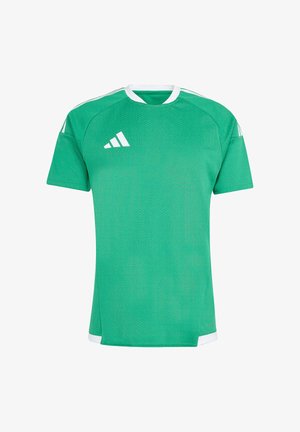 Zelený sportovní dres s krátkými rukávy, bílým límcem, bílými pruhy na ramenou a bílým logem Adidas na pravé straně hrudi.