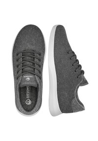 Szare sneakersy z tkaniny o fakturowanej powierzchni, płaskie sznurowadła oraz biała gumowa podeszwa. Na języku znajduje się metka z logo.