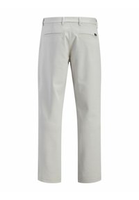 Světle šedé kalhoty s rovným střihem. Vyrobené z hladkého materiálu, mají dvě zadní kapsy a pas s poutky.