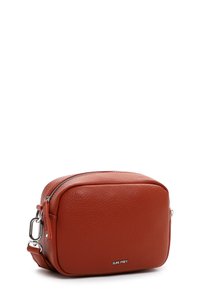 Compact rechthoekige bruine leren crossbodytas met zilverkleurige rits en metalen logo "SURI FREY" aan de voorkant.