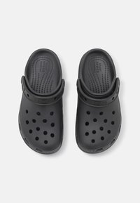 Schwarze Clogs aus leichtem Material. Verfügen über Belüftungsöffnungen, eine strukturierte Innensohle und einen Fersenriemen für zusätzlichen Halt.