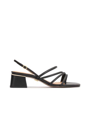 Sandale noire à fines brides, talon bloc bas, bride de cheville réglable avec boucle dorée et bout carré.
