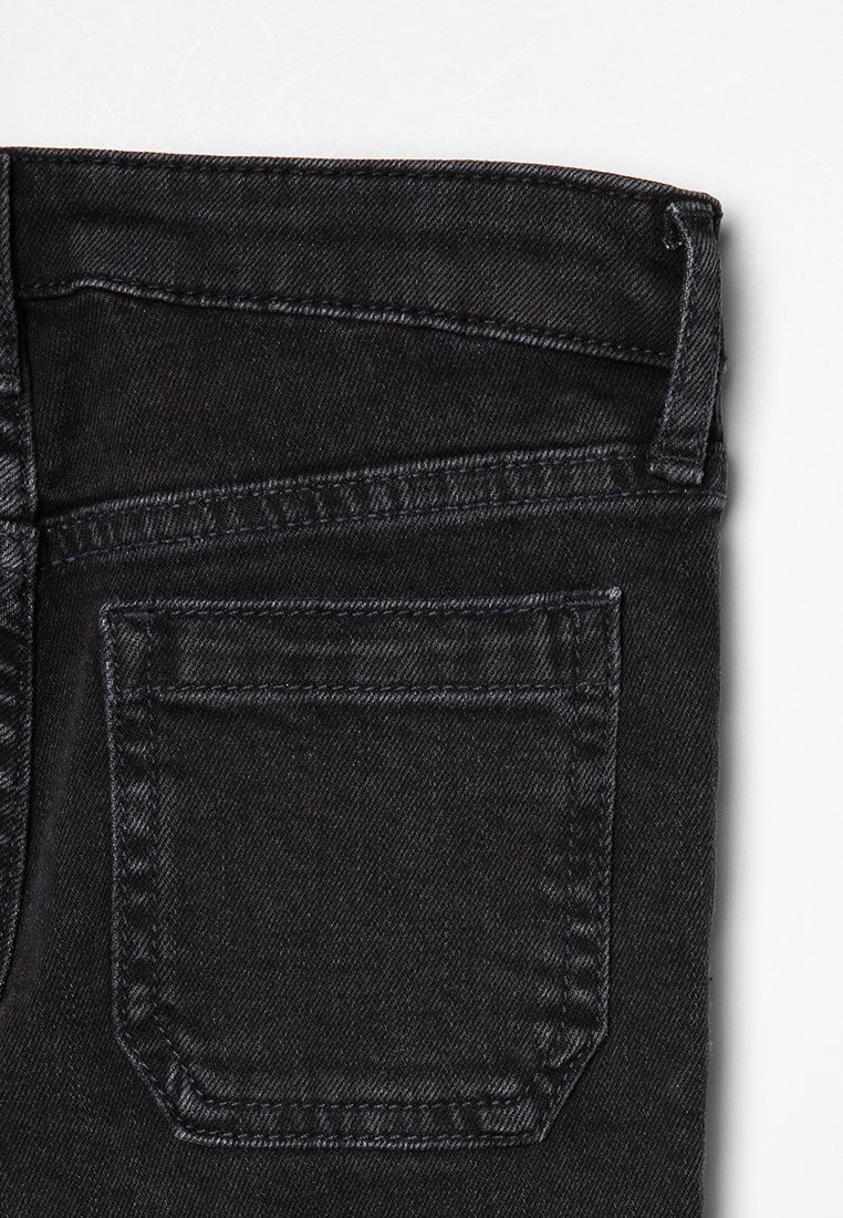Jean en denim noir avec une poche arrière rectangulaire, des détails de couture et une taille droite. Le tissu semble robuste avec une finition lisse.