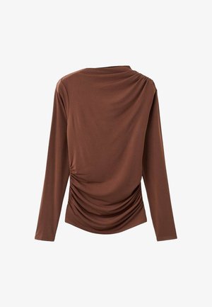 Dug samostojni gornji dio s dugim rukavima od smešnog materijala, s drapiranim izrezom i nabranim bočnim detaljima za teksturu i oblik. Glatka površina.