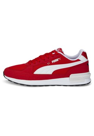Roter Puma Sneaker mit weißem Seitenstreifen, weißer Zwischensohle, schwarzer Außensohle und Puma-Logo an der Seite und Zunge, von links betrachtet.