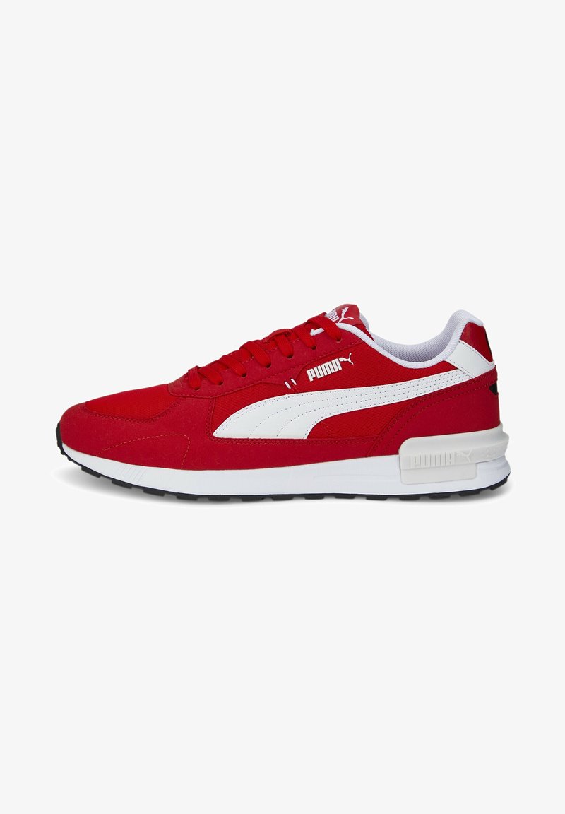 Baskets rouges Puma avec bande blanche latérale, semelle intermédiaire blanche, semelle extérieure noire et logo Puma sur le côté et la languette, vues de gauche.