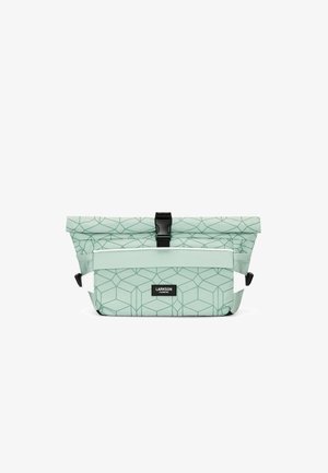 Rolltop-Tasche in Mintgrün mit geometrischem Muster, ausgestattet mit einer schwarzen Schnalle, weißen Akzenten und einer vorderen Reißverschlusstasche. Aus strapazierfähigem Material.