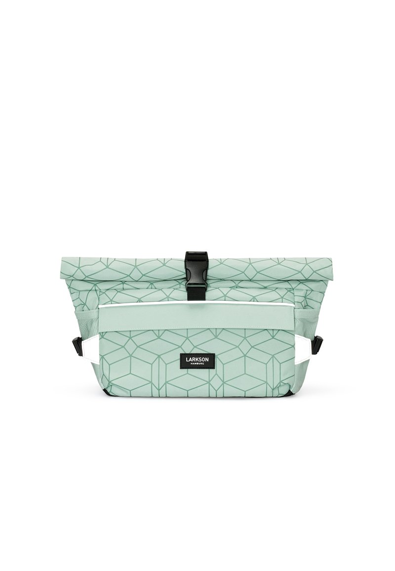 Borsa a roll-top di colore verde menta con motivo geometrico, dotata di una chiusura nera, dettagli bianchi e una tasca frontale con zip. Materiale durevole.