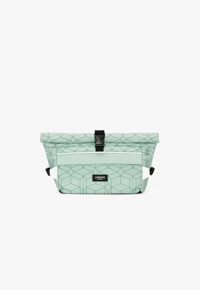Borsa a roll-top di colore verde menta con motivo geometrico, dotata di una chiusura nera, dettagli bianchi e una tasca frontale con zip. Materiale durevole.