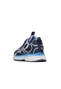 Sneaker sportivo blu navy e bianco con suola blu a gradiente, tessuto in rete, dettagli riflettenti e linguette sul tallone e sulla lingua.