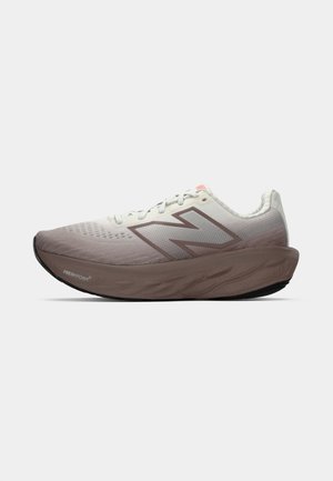 Trkaća cipela s gradijentnim gornjim dijelom u sivoj i smeđoj boji, debelim smešnim potplatom označenim "Fresh Foam" i logotipom New Balance sa strane.