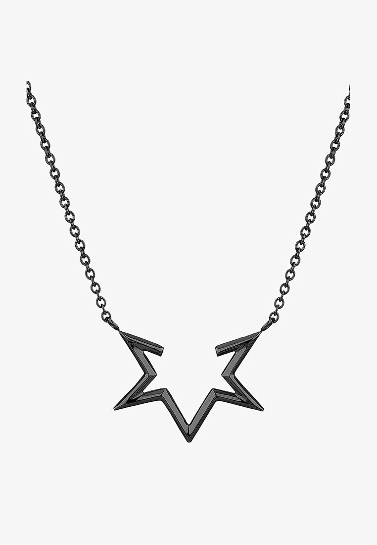 Collier en métal noir avec un pendentif en forme d'éclair dentelé sur une chaîne sur fond blanc.
