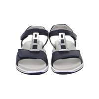 Paire de sandales bleu marine avec des sangles réglables et des boucles rectangulaires argentées, dotées de semelles intérieures blanches rembourrées et de semelles noires.