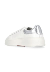 Sneaker bianco con tomaia in pelle texture e dettagli metallici argento sul tallone. Presenta una spessa suola piattaforma bianca.