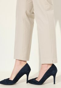 Ulla Popken PIPING DETAIL - Broek - putty