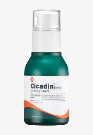 Groene en witte fles Cicadin Blemish Clearing serum met pompdispenser, met Centella Asiatica-extract en ontworpen om geïrriteerde huid te verzachten.