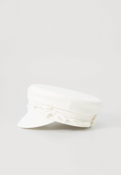Cappello bianco con parte superiore piatta e visiera leggermente allungata, caratterizzato da una fascia intrecciata attorno alla base. Realizzato in tessuto testurizzato.