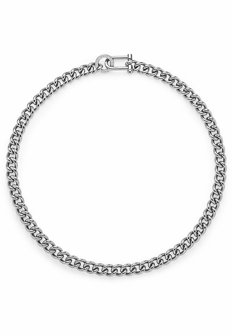 Silberne Kettenhalskette mit ineinander verschlungenen Gliedern, polierter Oberfläche, gesichert mit einem runden Toggle-Verschluss. Einfaches, zeitgemäßes Design.