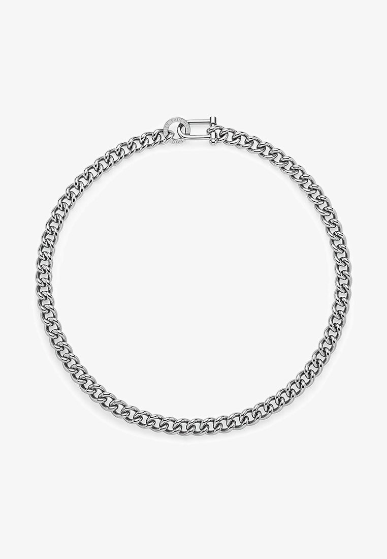 Silberne Kettenhalskette mit ineinander verschlungenen Gliedern, polierter Oberfläche, gesichert mit einem runden Toggle-Verschluss. Einfaches, zeitgemäßes Design.