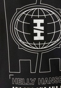 Czarny t-shirt z białym graficznym wzorem przedstawiającym globus oraz literami "HH" umieszczonymi na środku klatki piersiowej, z pogrubioną typografią poniżej.