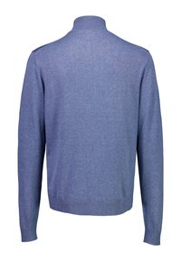 Heren trui, lichtgewicht breigoed, blauwe kleur, hoge kraag, lange mouwen, ribgebreide boorden en zoom, gladde structuur, geen zichtbare patronen.