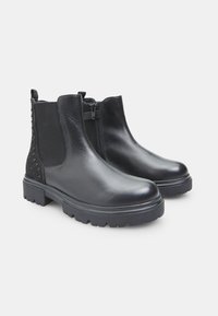 Botine negre din piele cu un finisaj neted, panouri laterale elastice, fermoar lateral și accente cu piron pe spate, având o talpă groasă.