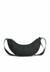 Sac bandoulière en tissu noir avec une forme incurvée, fermeture zippée et une bandoulière réglable pour un transport facile. Présente un design minimaliste.