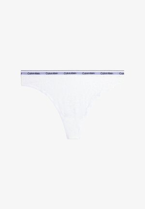 Fio dental branco de renda com padrão floral, apresentando uma cintura com o logo da Calvin Klein em preto e azul. Textura suave, design minimalista.