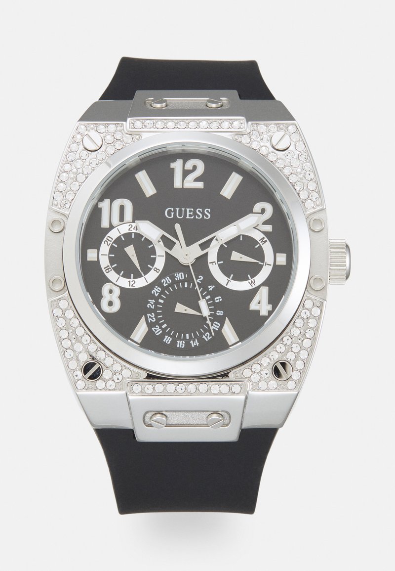 Reloj de acero inoxidable plateado con una correa de goma negra. Presenta un marcador negro, marcadores de hora blancos, tres subesferas y acentos de cristal.