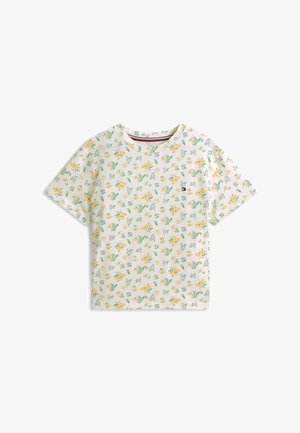 Wit T-shirt met korte mouwen, bedrukt met kleine gele en groene bloemen en een klein rechthoekig rood, wit en blauw logo op de borst.