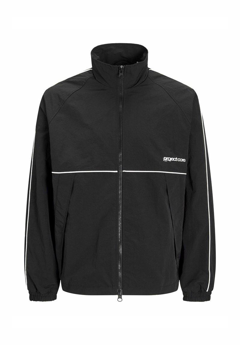 Veste noire à fermeture éclair avec col montant, passepoil blanc sur la poitrine et les manches, poignets élastiques, et petit logo blanc "project core" sur le côté gauche de la poitrine.