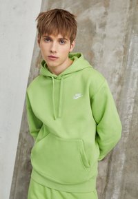 Nike Sportswear SPORTSWEAR CLUB FLEECE - Sweatshirt com capuz - vivid green/white