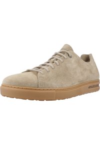 Beige semskinnssneakers med rund tå, minimal søm og lysebeige snøringer. Gummisåler med teksturert overflate for godt grep.