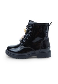 Botín de charol negro, con punta redonda, diseño de cordones, suela de goma gruesa y una pequeña lengüeta en la parte trasera.