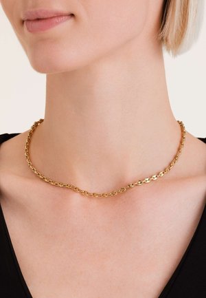 Gouden kettinghalsband met gekoppelde ovale vormen. Gladde textuur, zit strakker om de nek, in contrast met de donkere top.