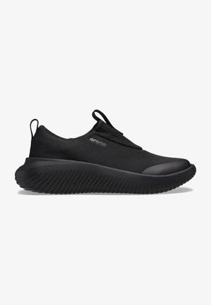 Czarne buty wsuwane z teksturowaną cholewką z tkaniny, elastyczną czarną gumową podeszwą oraz minimalistycznym designem z pętelką ułatwiającą zakładanie.