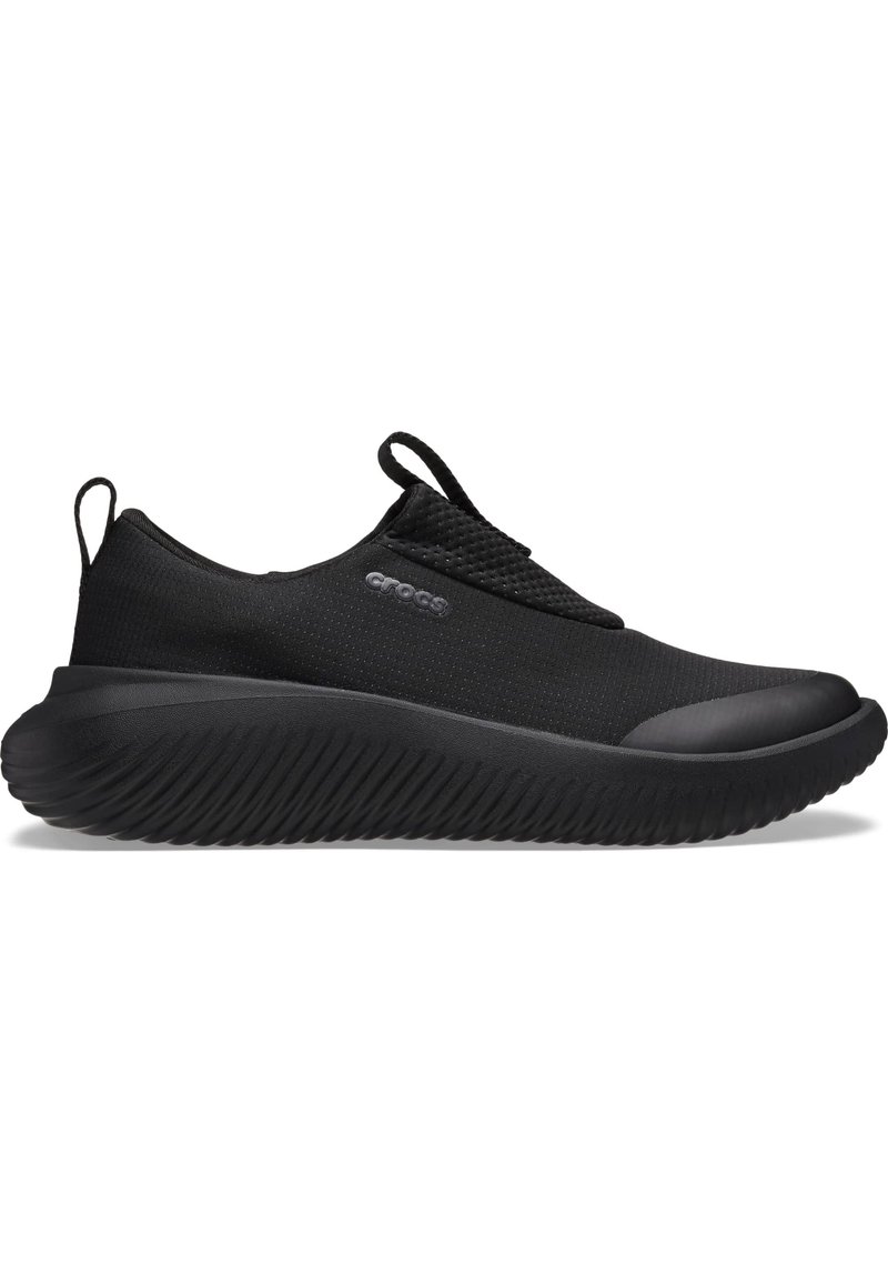 Czarne buty wsuwane z teksturowaną cholewką z tkaniny, elastyczną czarną gumową podeszwą oraz minimalistycznym designem z pętelką ułatwiającą zakładanie.