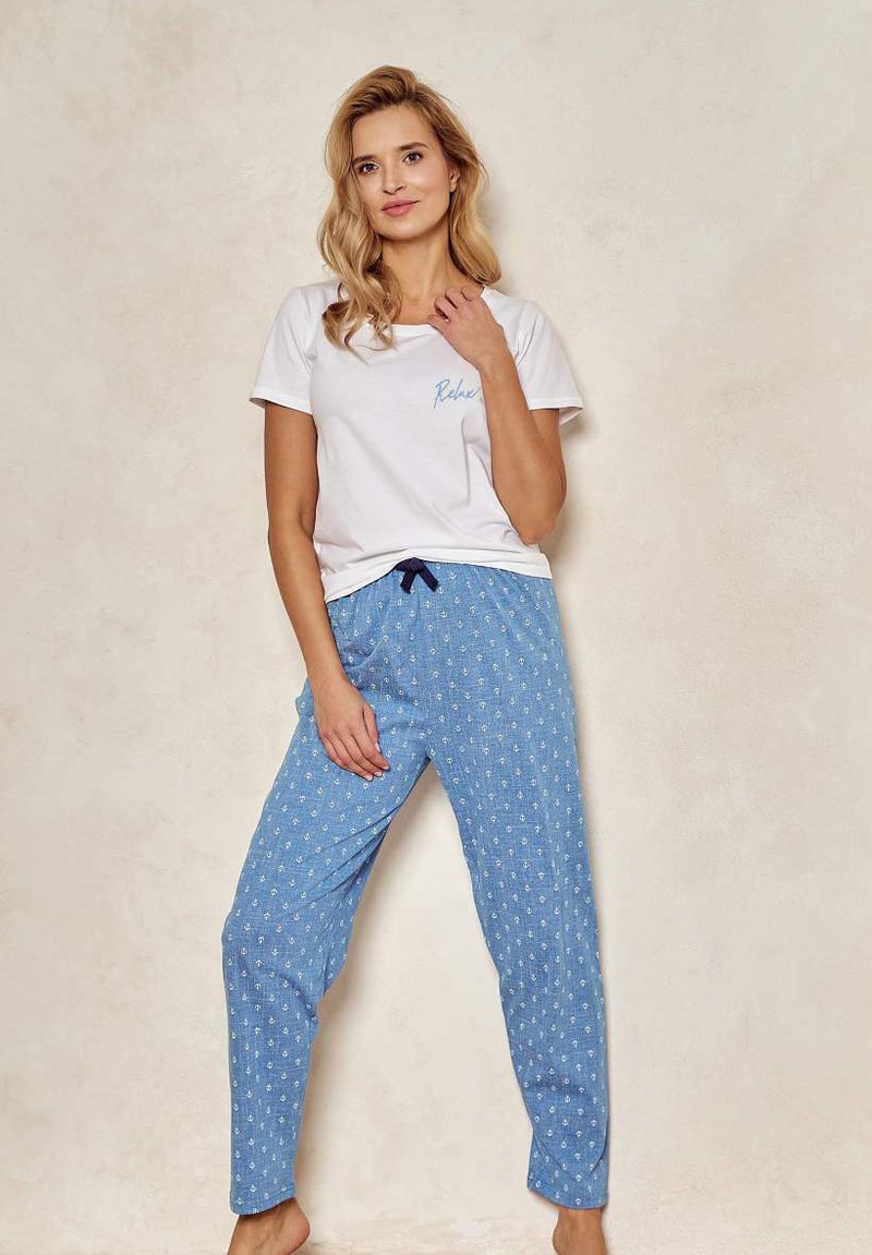 Biała koszulka z napisem "Relax" w kolorze niebieskim, w połączeniu z jasnoniebieskimi spodenkami do piżamy z małym, powtarzającym się wzorem kotwicy oraz granatowym sznurkiem w pasie.