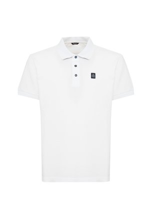 Witte polo met een gefronste kraag, drieknoopsluiting en een klein logo-opdruk op de linkerborst. Korte mouwen met een nette afwerking.